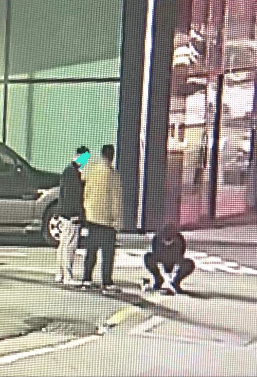 지난해 11월 8일 19시 36분쯤 야밤에 공무원 3명이 금오동의 한 상가 황색 실선을 중간 중간을 지우는 작업을 하고 했다. 사진제공 ㅣ사건제보자