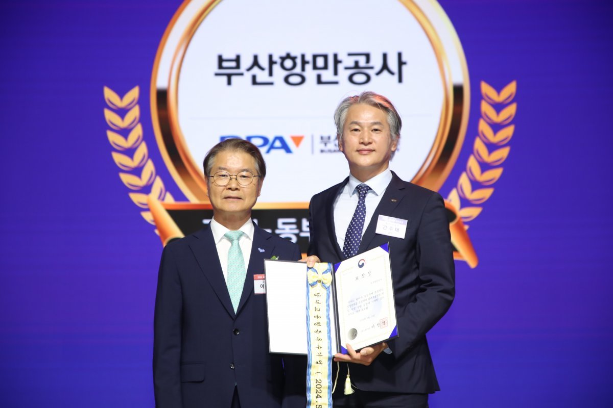 부산항만공사가 지난 28일 고용노동부 주최 ‘2024년 고용평등 공헌포상 행사’에서 남녀고용평등 우수기업에 선정돼 장관 표창을 수상한 가운데 관계자들이 기념촬영을 하고 있다. 사진제공 | 부산항만공사