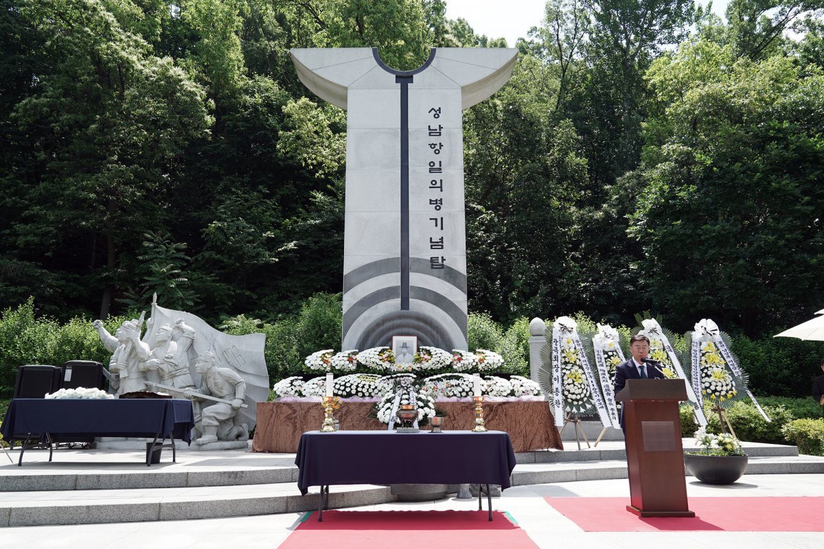 신상진 성남시장이 1일 성남항일의병기념탑에서 열린 ‘제14회 의병의날 남상목의병장 순국 116주기 추모제’에 참석하여 축사를 하고 있다. 사진제공 | 성남시