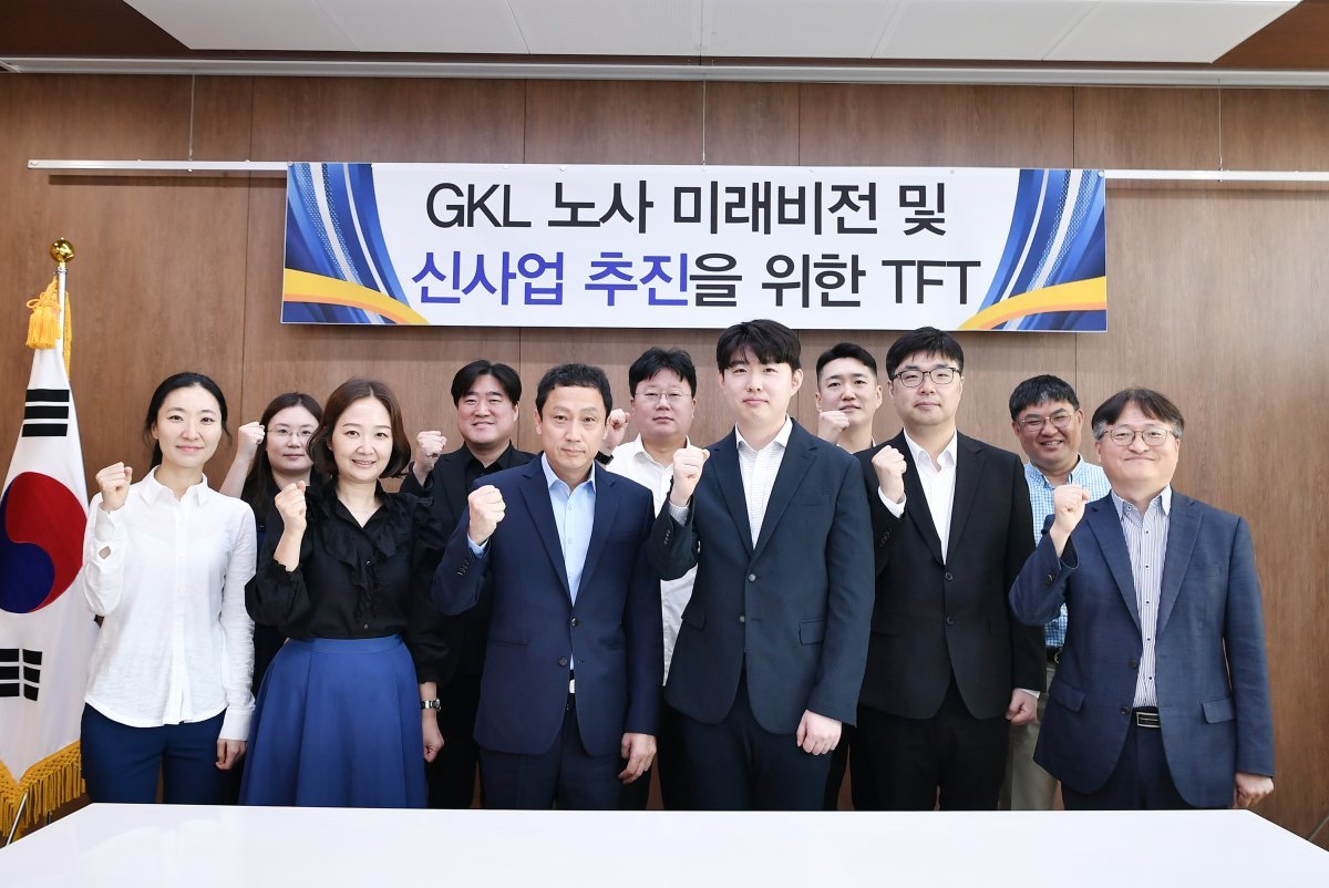 그랜드코리아레저의 신사업 추진 TFT. 앞줄 왼쪽에서 세번째 김영산 사장, 네 번째 김태형 노조위원장. 사진제공 | 그랜드코리아레저