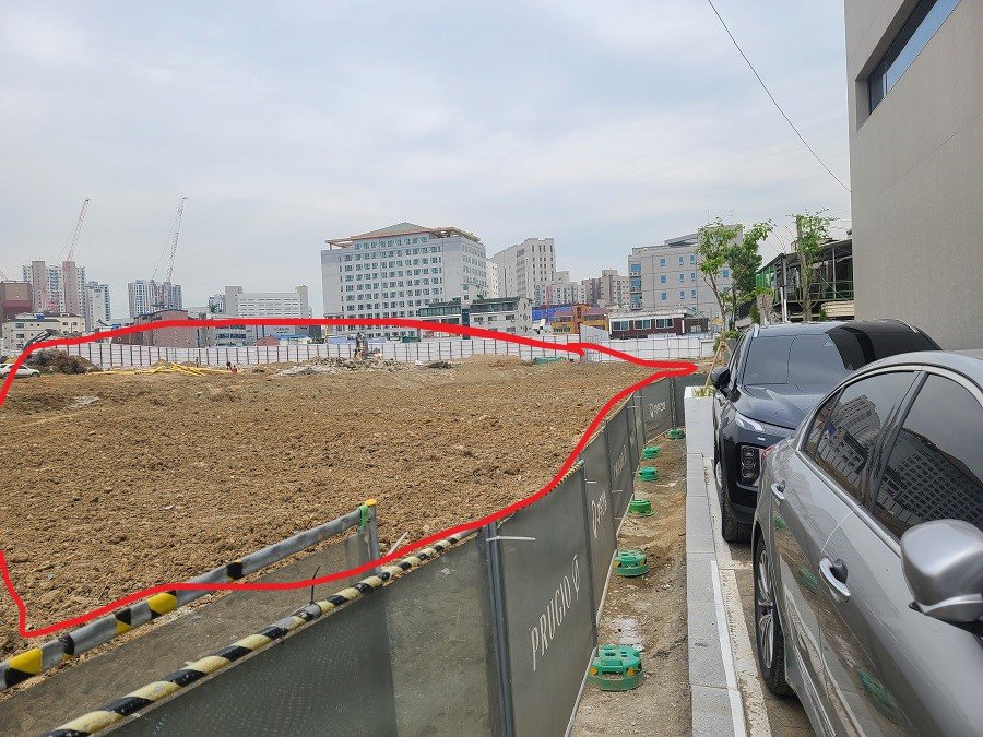 인천 미추홀구 학익 3구역 재개발 현장에 건설폐기물과 혼합된 건설폐토석이 토목 조성돼 있다. 사진 | 장관섭 기자