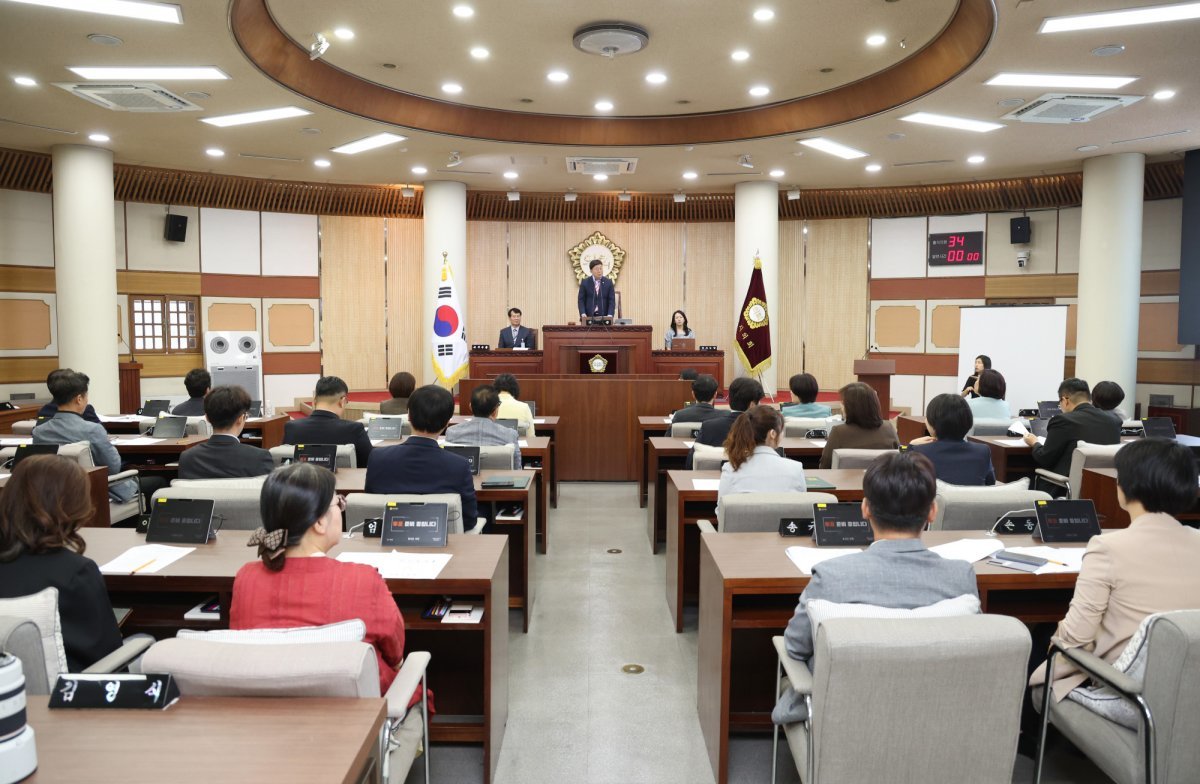 김영식 의장이 3일 제284회 제1차 정례회를 개회식을 하고 있다. 사진제공 | 고양시의회