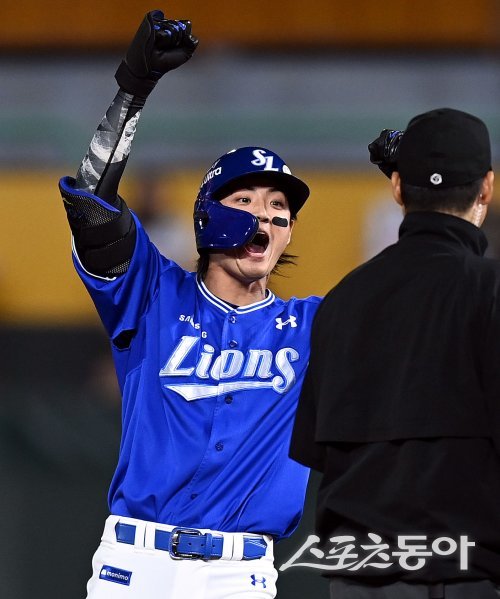 4일 인천 SSG 랜더스필드에서 ‘2024 신한 SOL 뱅크 KBO리그‘ SSG 랜더스와 삼성 라이온즈의 경기가 열렸다. 8회초 2사 만루에서 삼성 구자욱이 2타점 역전 2루타를 날린 후 환호하고 있다. 인천 | 김민성 기자 marineboy@donga.com