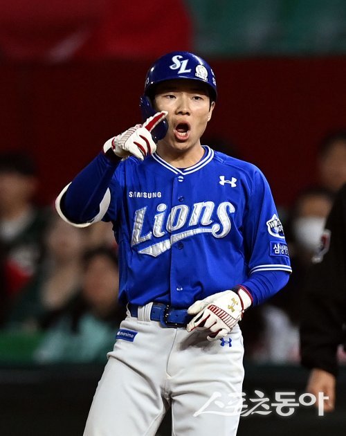 4일 인천 SSG 랜더스필드에서 ‘2024 신한 SOL 뱅크 KBO리그‘ SSG 랜더스와 삼성 라이온즈의 경기가 열렸다. 8회초 2사 1, 2루에서 삼성 김지찬이 1타점 동점 적시타를 날린 후 환호하고 있다. 인천 | 김민성 기자 marineboy@donga.com