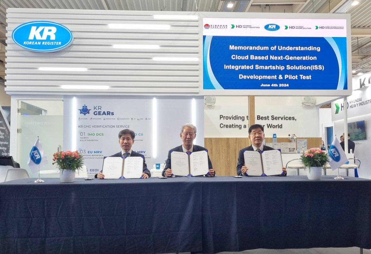 한국선급이 HD현대그룹의 ‘클라우드 기반 차세대 스마트십 솔루션(ISS 2.0)’에 대한 기술협약 체결식을 개최한 가운데 이형철 회장(가운데)이 관계자들과 기념촬영을 하고 있다. 사진제공 | 한국선급