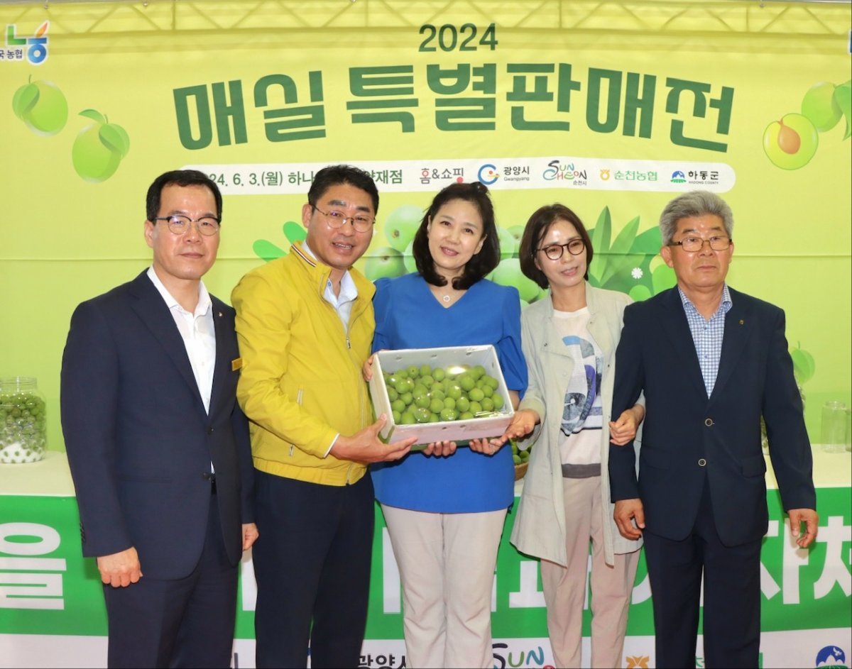 광양시가 매실 수확철을 맞아 광양 매실 홍보와 소비 촉진을 위해 지난 3일 농협하나로마트 양재점에서 열린 ‘매실 상생마케팅’ 행사에 참여했다. 사진제공 | 광양시