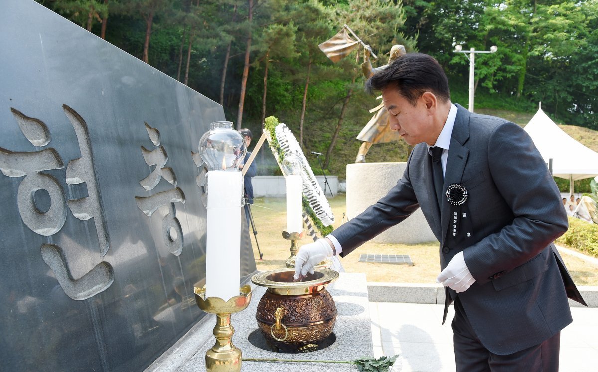 김동근 시장이 6일 ‘제69회 현충일 추념식’을 자일동 현충탑에서 헌화 및 분향을 하고 있다. 사진제공 ㅣ의정부시