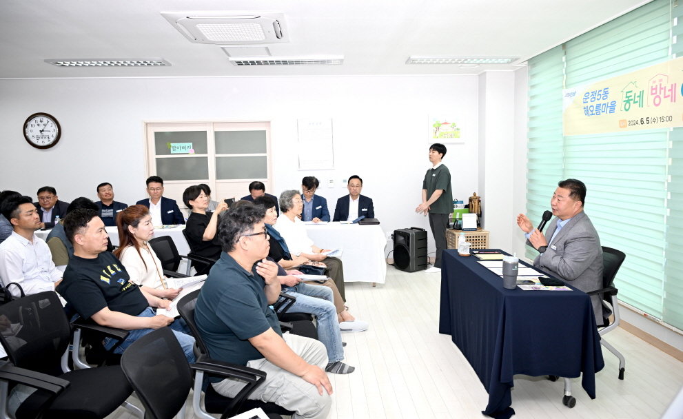 김경일 시장이 지난 5일 운정5동에서 해오름마을 이동시장실 개최하고 있다. 사진제공 ㅣ파주시