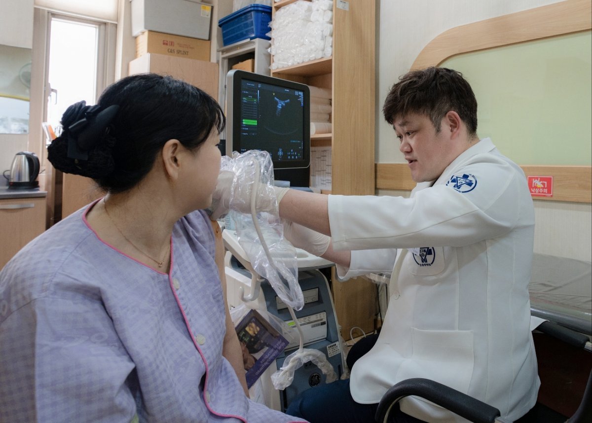 온종합병원 척추관절센터 김석현 과장의 환자 진료 모습. 사진제공 | 온종합병원