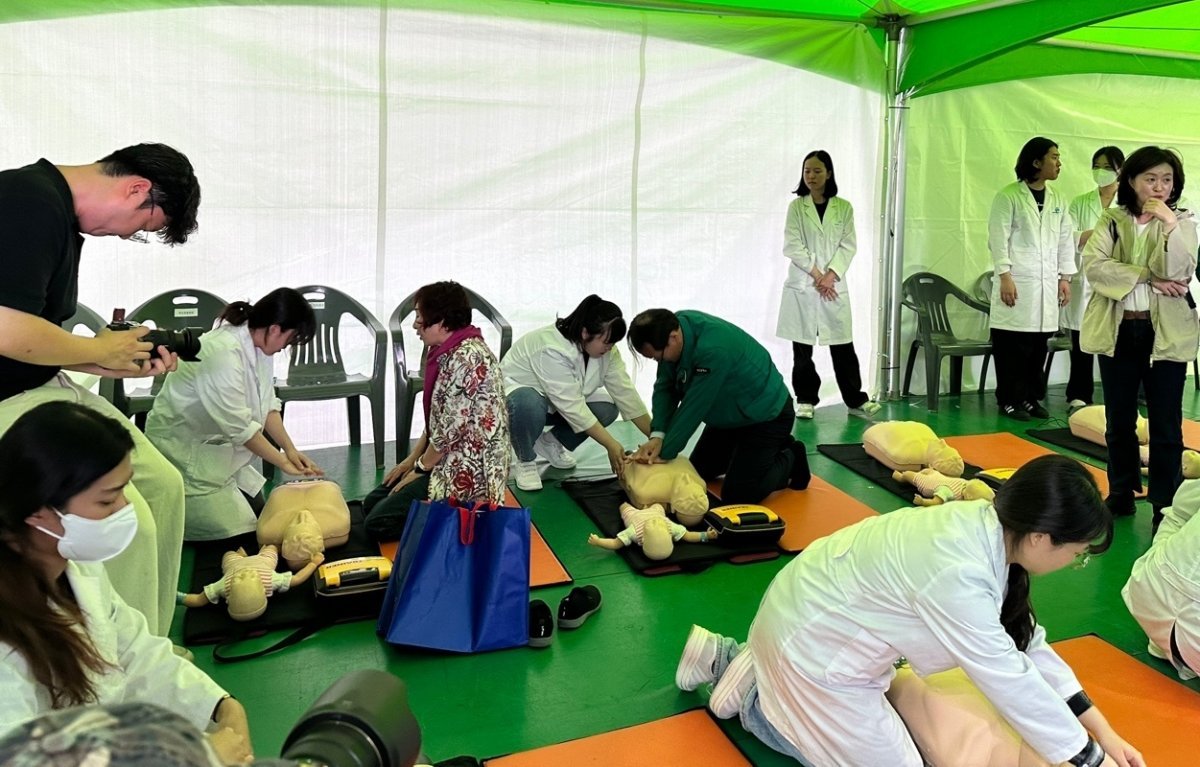 동의과학대 간호학과가 지난달 30일 강서체육공원에서 진행된 ‘2024 고리 방사능방재 합동훈련’에 참여해 시민에게 심폐소생술 실습을 하고 있다. 사진제공 | 동의과학대