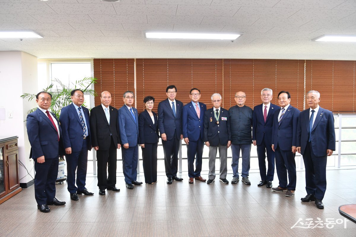 박형준 시장(왼쪽 여섯 번째)이 10일 부산보훈복지회관을 찾아 보훈단체장들과 차담회를 가진 뒤 기념촬영을 하고 있다. (사진제공=부산시)