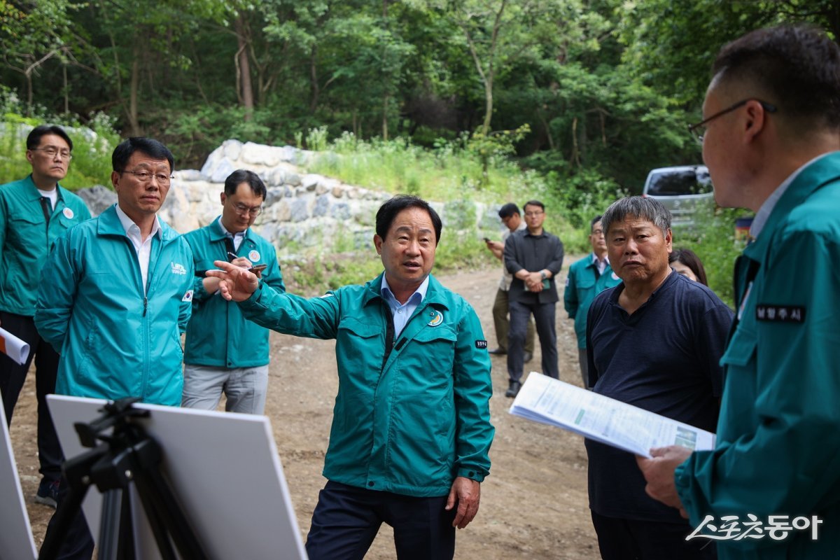 주광덕 시장(윈쪽 네번째)이 10일 여름철 자연재난 대책 추진사항 및 문제점 등을 종합적으로 점검하기 위해 현장 점검하고 있다. 사진제공 ㅣ남양주시