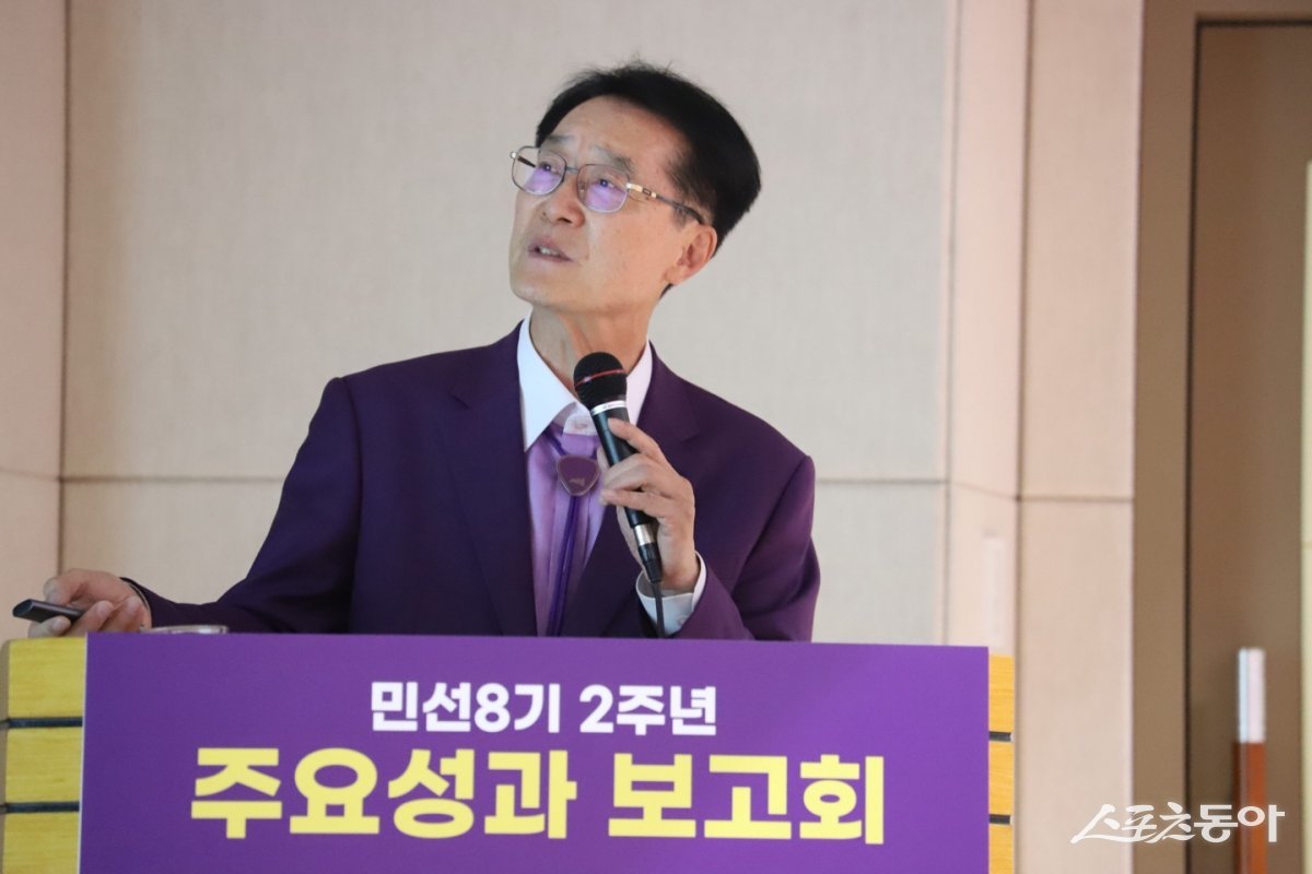 박우량 신안군수가 11일 오전 군청 공연장 2층에서 민선 8기 2주년 주요성과 보고회를 주재하고 있는 모습. 사진제공=박성화 기자