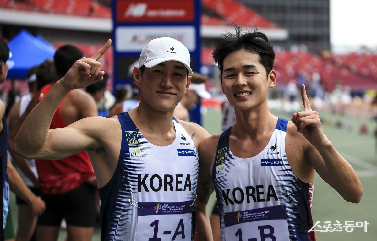 한국 근대5종 서창완과 전웅태(왼쪽부터)가 10일 중국 장저우에서 열린 국제근대5종연맹 2024 세계선수권대회 남자 계주에서 금메달을 획득한 뒤 포즈를 취하고 있다. 사진제공 ㅣ 대한근대5종연맹