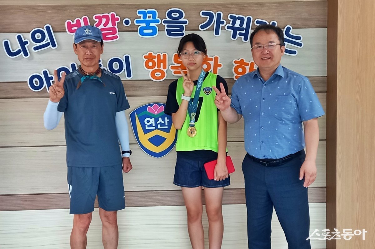 ‘제53회 전국소년체육대회’ 높이뛰기 종목에서 금메달을 획득한 정예림 학생(가운데)이 하기상 교사(왼쪽), 학교장과 기념촬영을 하고 있다. (사진제공=부산시교육청)