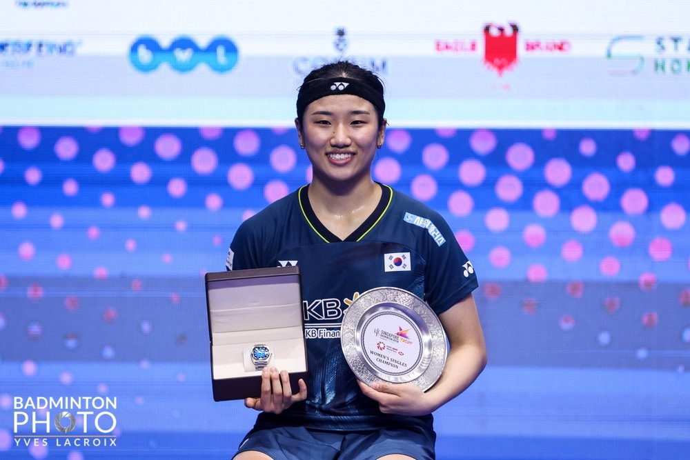 안세영이 2일(한국시간) 싱가포르 칼랑실내경기장에서 벌어진 천위페이와 싱가포르오픈 여자단식 결승에서 세트스코어 2-0으로 이긴 뒤 시상식에서 기뻐하고 있다. 사진제공 ｜대한배드민턴협회