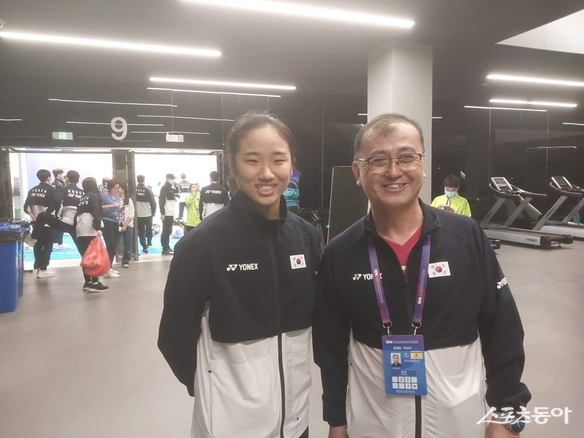 배드민턴국가대표팀 김학균 감독(오른쪽)과 안세영. 권재민 기자 jmart220@donga.com