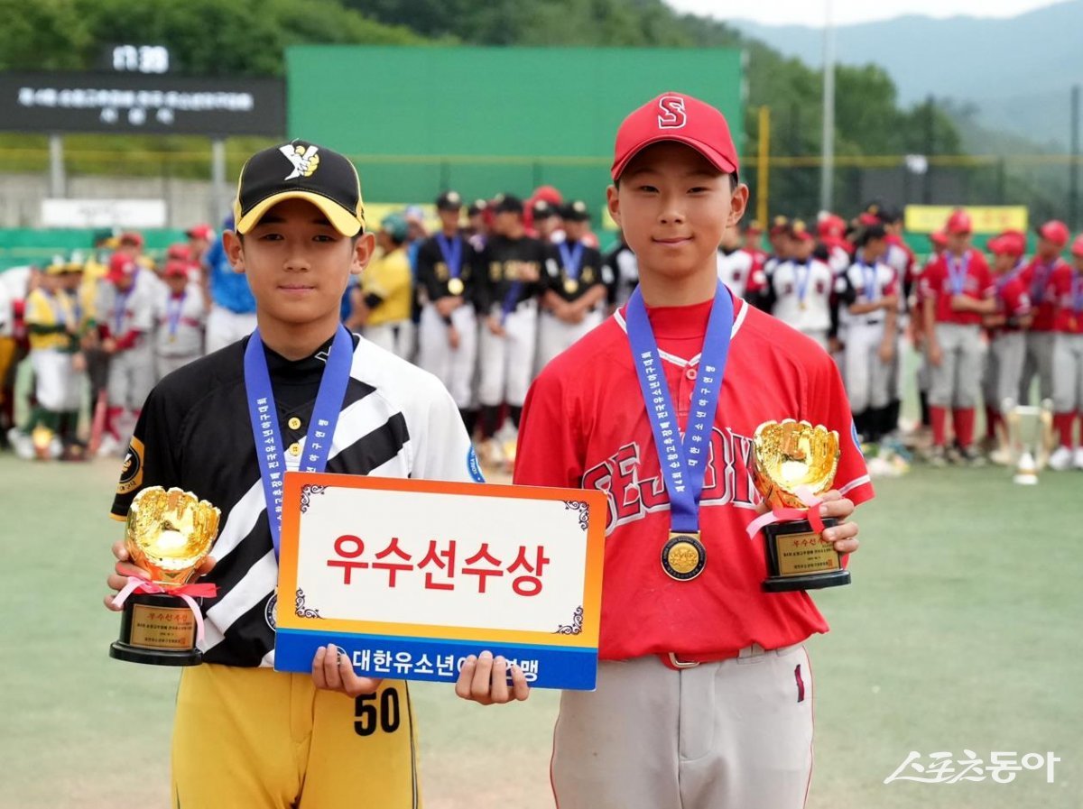 유소년리그(U13) 청룡 우수선수상을 차지한 윤창훈(왼쪽)과 윤규빈. 사진제공 | 대한유소년야구연맹