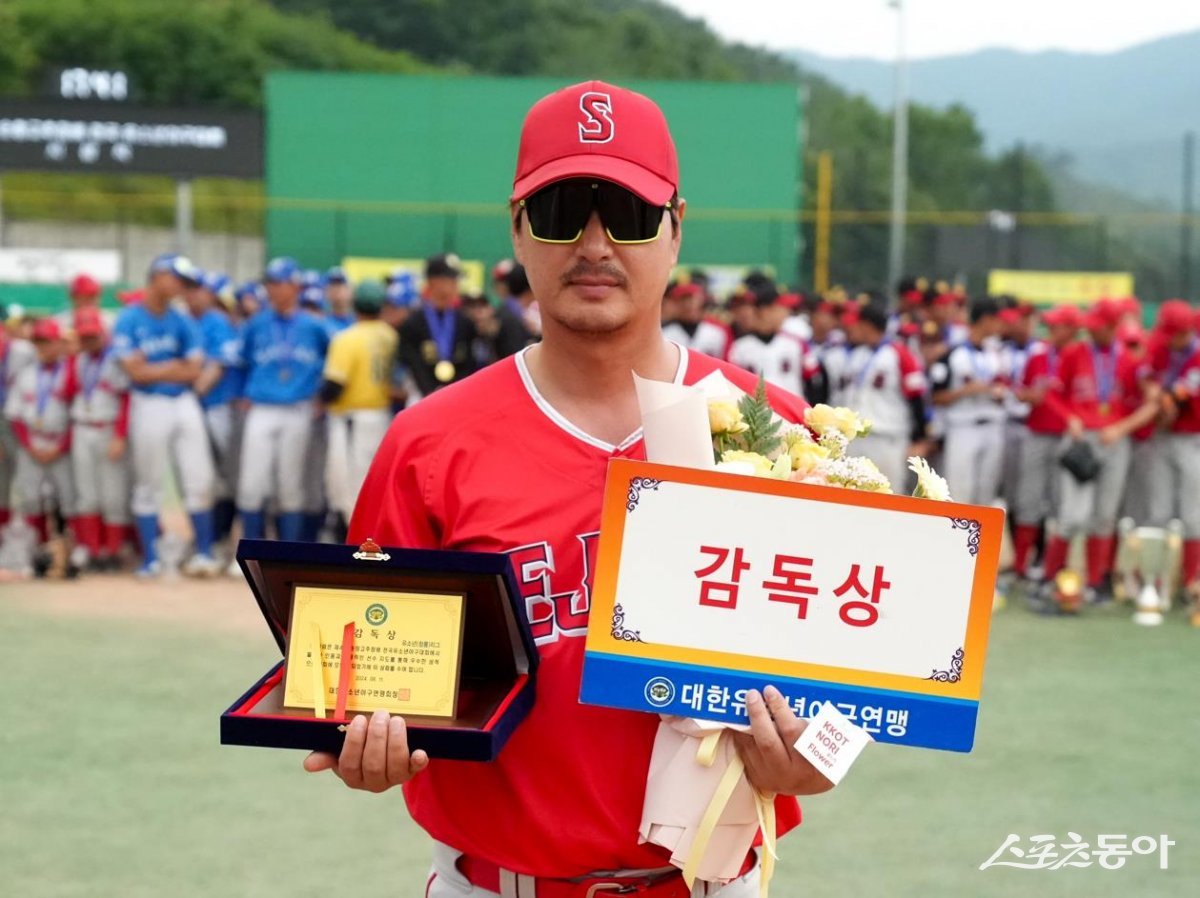 감독상을 받은 세종시유소년야구단 장재혁 감독. 사진제공 | 대한유소년야구연맹