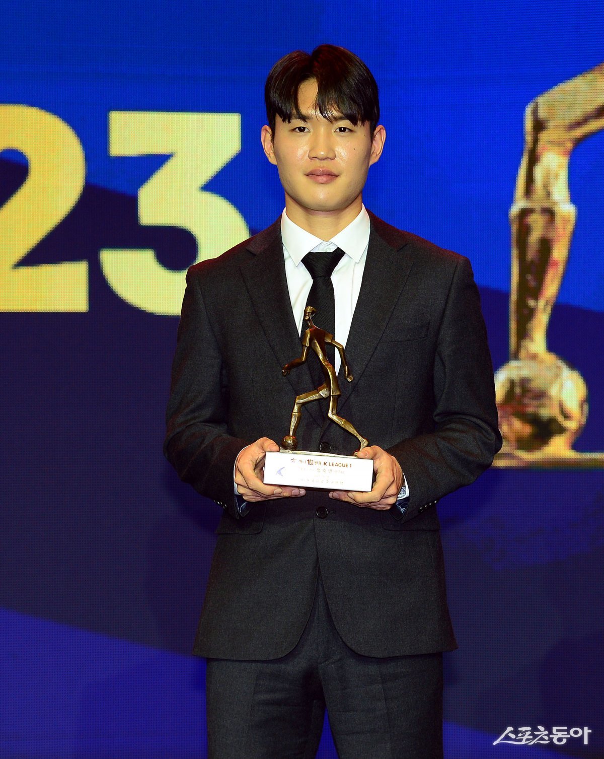 광주 정호연이 지난해 12월 4일 서울 송파구 롯데호텔월드에서 열린 ‘2023 하나원큐 K리그 대상’ 시상식에서 K리그1 영플레이어상을 수상한 뒤 기념촬영을 하고 있다. 스포츠동아DB