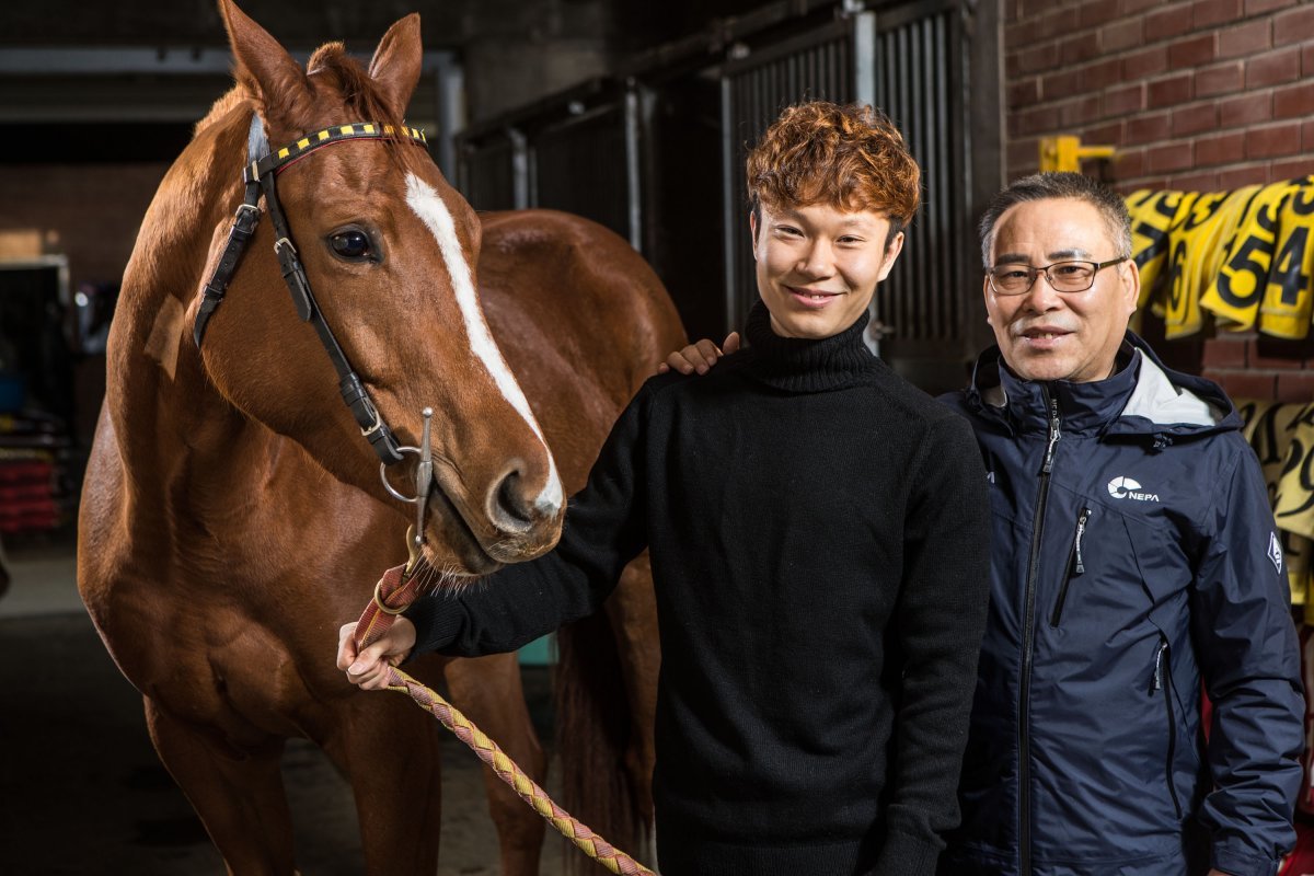 이혁 기수(왼쪽)과 아버지 이희영 조교사                   사진｜한국마사회