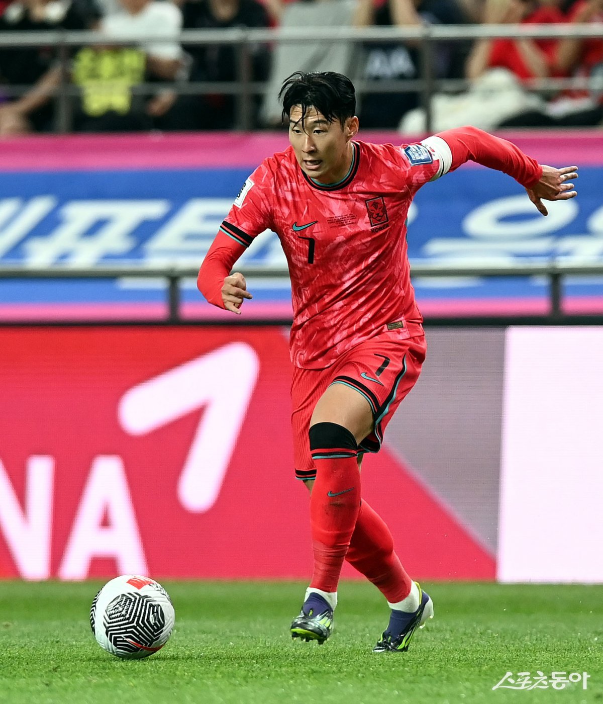 손흥민이 11일 서울월드컵경기장에서 열린 중국과 북중미월드컵 2차 예선 홈경기 도중 드리블을 하고 있다. 상암 ｜ 김민성 기자 marineboy@donga.com