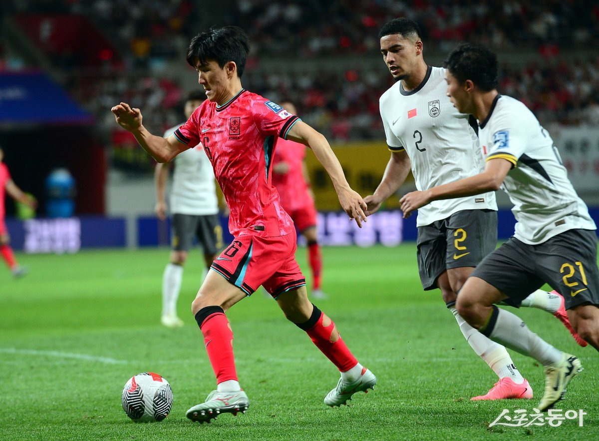 황인범(왼쪽)이 11일 서울월드컵경기장에서 열린 중국과 북중미월드컵 아시아 2차 예선 홈경기 도중 상대 수비를 따돌리고 있다. 상암 ｜ 김민성 기자 marineboy@donga.com