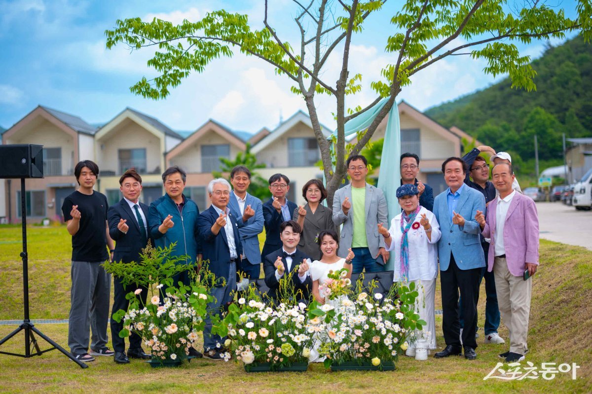 청년시범마을 일자리사업  결혼커플 결혼식 모습. /사진=의성군