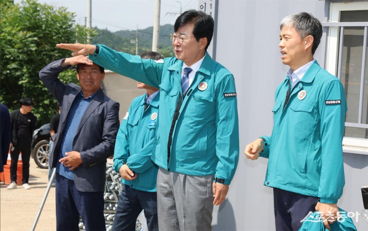 김성 장흥군수가 최근 재해예방사업장 현장점검을 방문한 모습. 사진제공=장흥군