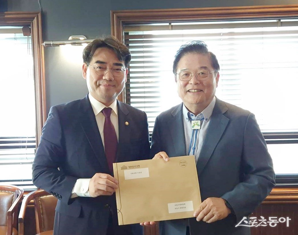 이성권 의원(왼쪽)이 지난 12일, 우동기 지방시대위원회 위원장을 만나 2차 공공기관 지방 이전의 조속한 추진을 요청한 후 기념촬영을 하고 있다. (사진제공=이성권 의원실)