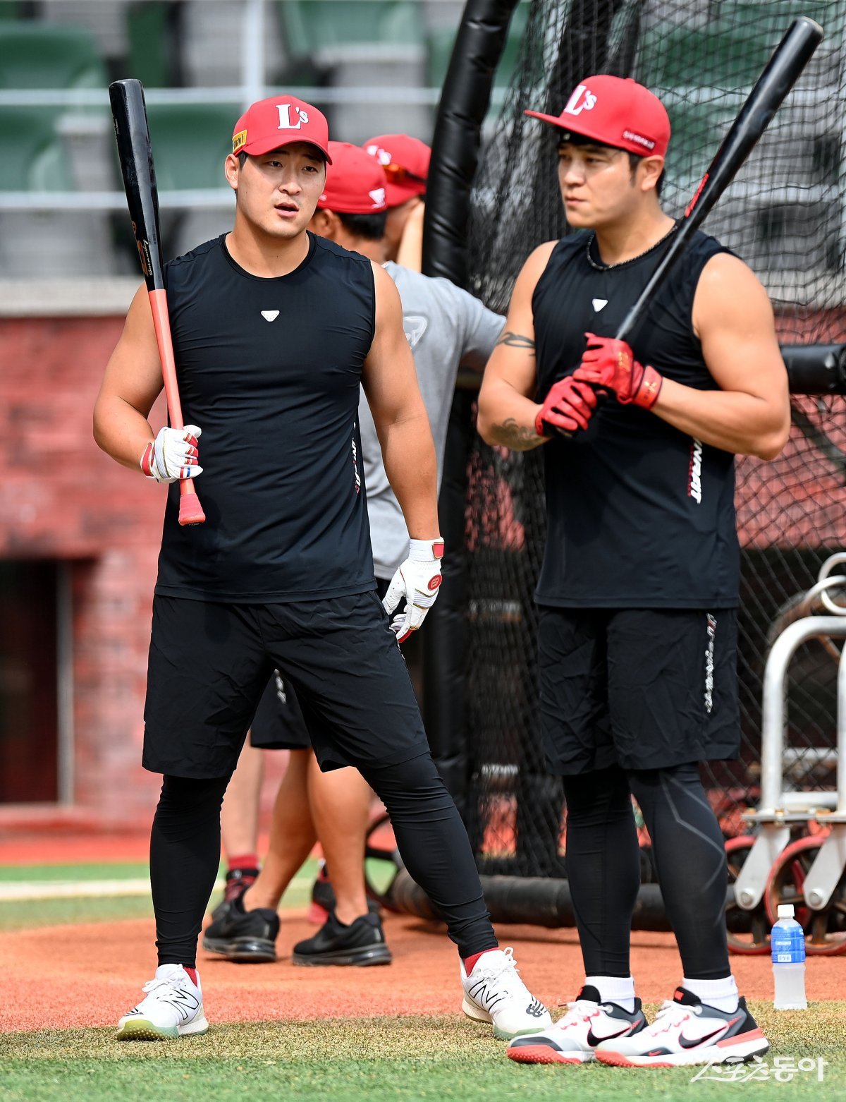 메이저리그에서 성공한 뒤 KBO리그로 복귀한 추신수(오른쪽)가 경기 전 SSG 하재훈이 추신수와 이야기를 나누고 있다.  인천 | 김민성 기자 marineboy@donga.com