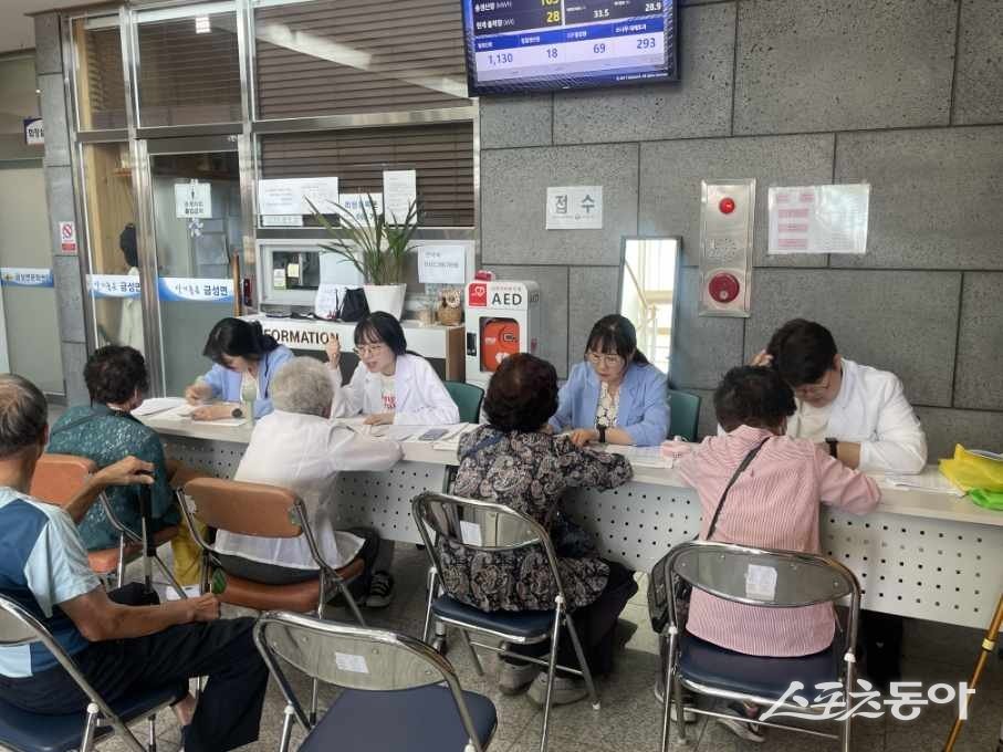 어르신 무료 안검진 모습. /사진=의성군