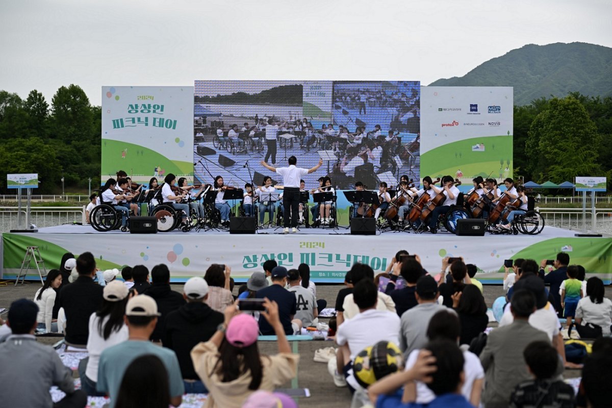 ‘상상인 2024 피크닉데이’에서 열린 ‘상상휠 하모니 오케스트라’의 첫 연주회. 사진제공｜상상인