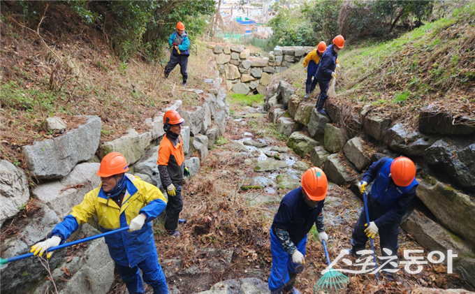 산사태현장예방단이 산사태 취약지역에서 예방 활동을 펼치고 있다. (사진제공=부산시)