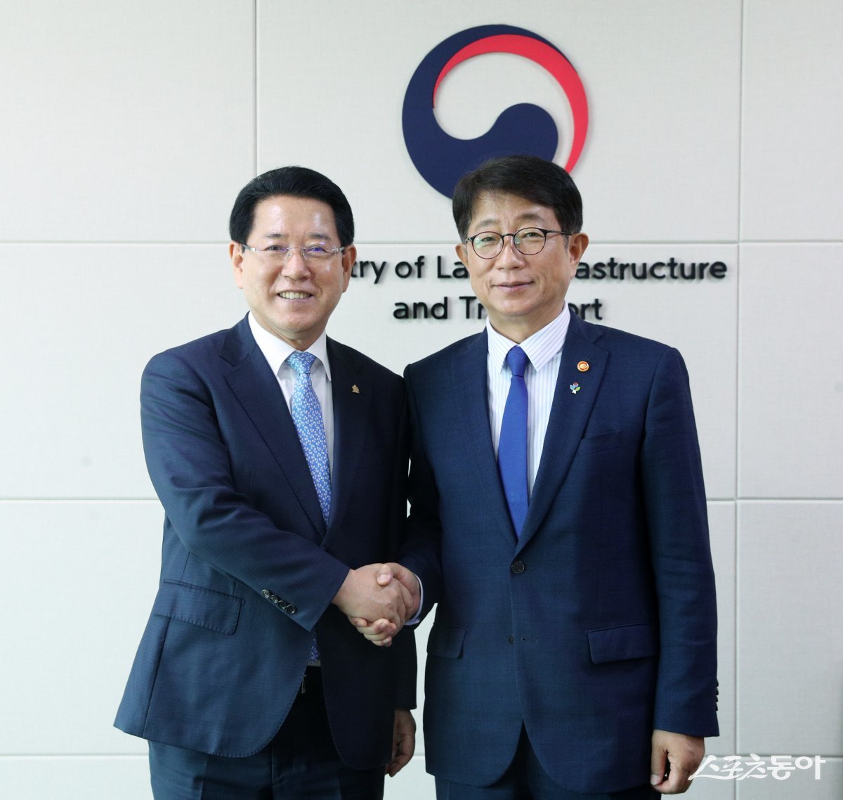 김영록 전라남도지사가 17일 정부세종청사에서 박상우 국토교통부 장관을 만나 미래첨단소재 국가산업단지 지정, 호남권 미래 고속도로 조기 확충, 전라선 고속철도 전 노선 신설 방식 추진 등 전남 주요 현안 사업을 건의했다. 사진제공=전남도