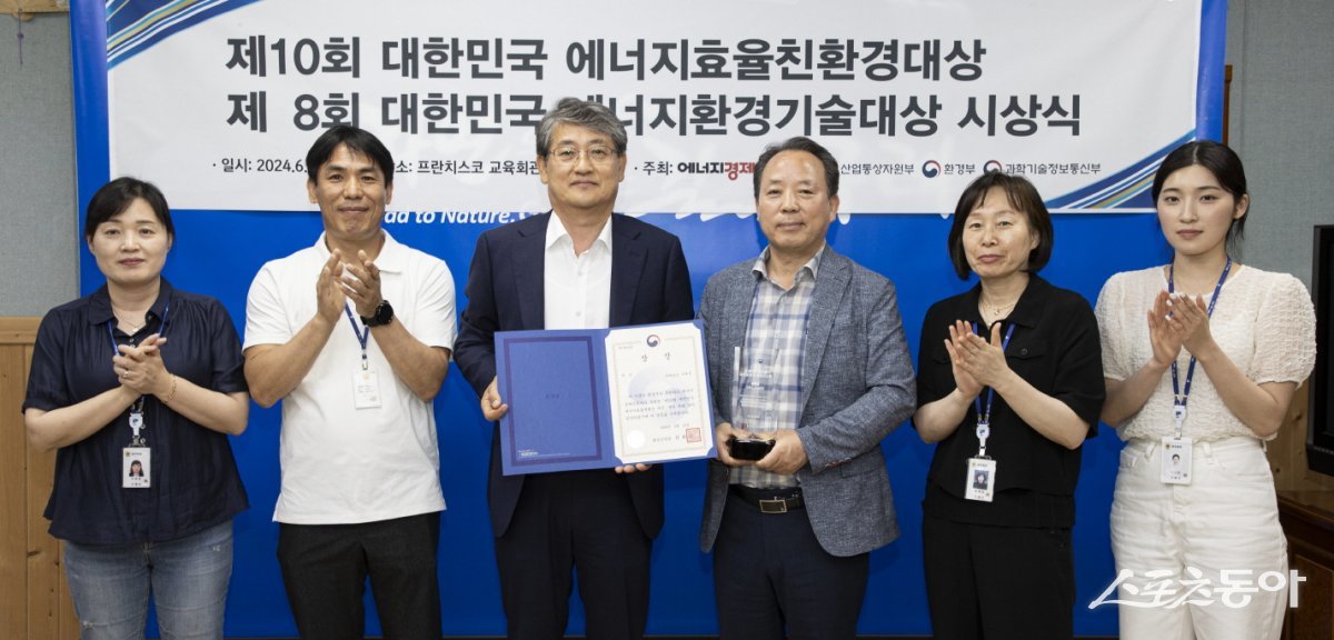 구례군이 지난 13일 서울 정동 프란치스코교육회관에서 열린 대한민국 에너지효율·친환경 대상 시상식에서 환경부 장관상을 수상했다. 사진제공=구례군