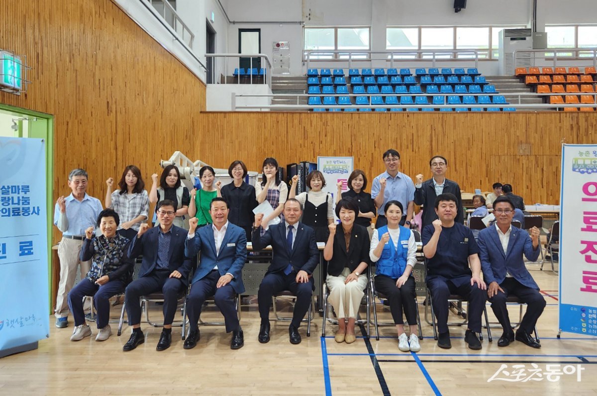 순창군이 18일 장애인체육관에서 ‘농촌 왕진버스’를 처음 운행하며 주민들에게 맞춤형 전문 의료서비스를 제공했다. 사진제공=순창군