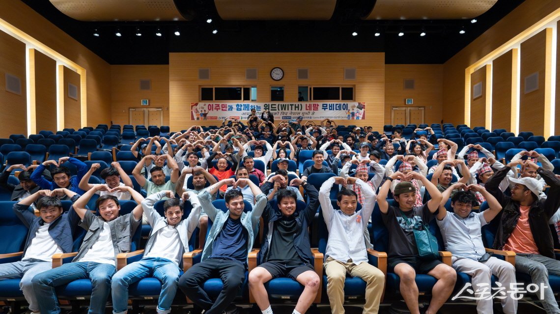 지난 16일 삼호한마음회관에서 열린 ‘이주민과 함께하는 위드 네팔 무비데이’. 사진제공=영암군