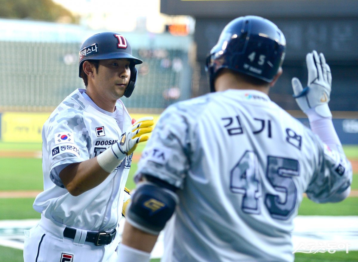 두산 강승호(왼쪽)가 18일 잠실 NC전 2회말 3점포를 터트린 뒤 김기연과 하이파이브를 나누고 있다. 시즌 11호 홈런으로 개인 커리어 하이를 기록했다. 잠실 | 김종원 기자 won@donga.com