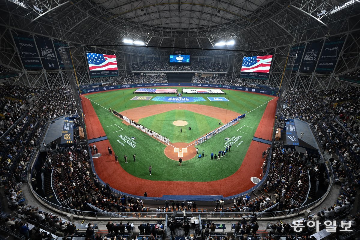 지난 3월20일 LA다저스와 샌디에이고 파드리스의 MLB 월드투어 서울시리즈 개막전이 열린 20일 서울 고척스카이돔에서 개막식이 진행되고 있다.  스포츠동아DB