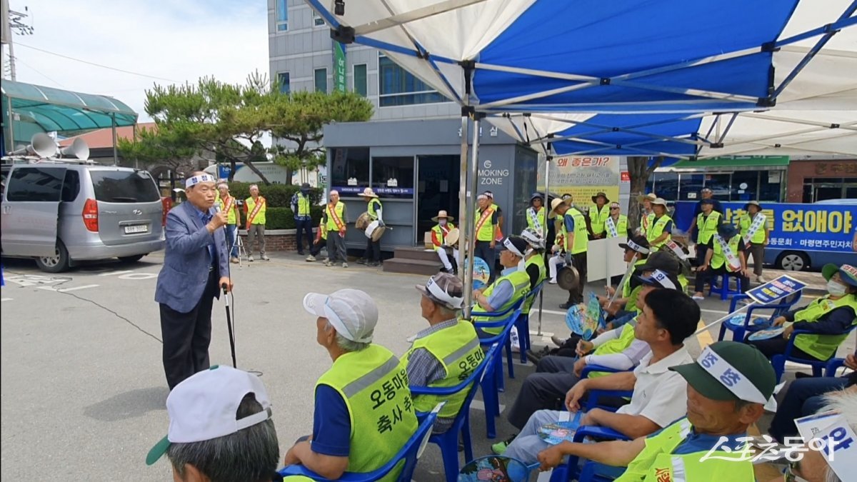 진안군 마령면민 200여 명이 19일 진안군청 광장에서 무진장축협 가축분뇨 유출 사건 불송치 결정에 대해 강력 규탄했다. 사진제공=박이로 기자