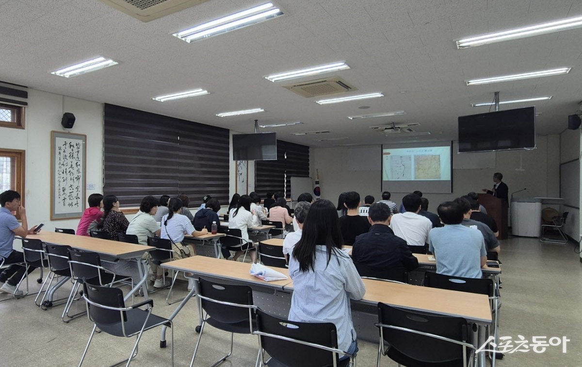 청렴 선비문화 체험교육 참가 직원들이 경남 산청군 일원에서 청렴교육을 받고 있다. (사진제공=부산 기장군)