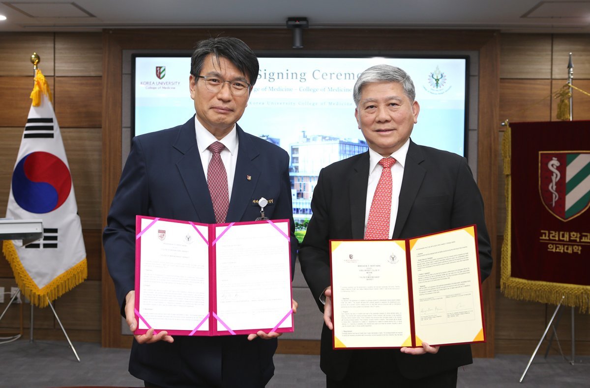 고려대 의과대학 편성범 학장(왼쪽)과 랑싯대 의과대학 제사다 초크담롱숙 학장이 업무협약 체결 후 기념촬영을 하고 있다.                                           사진제공｜고려대 의대