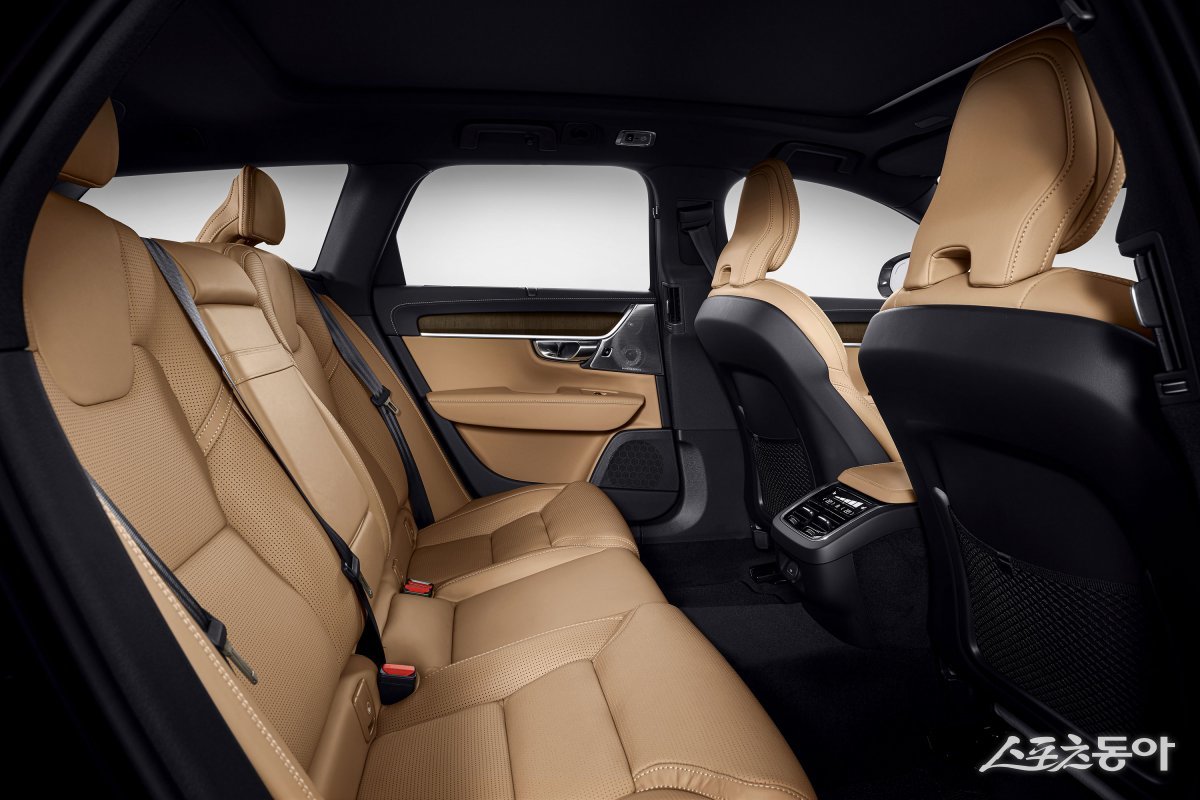 볼보 V90 크로스컨트리 2열 공간. 사진 제공｜볼보자동차코리아