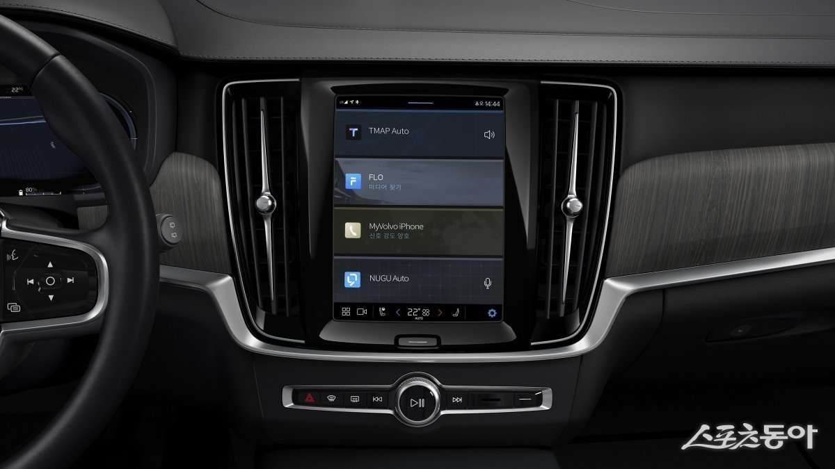 볼보 V90 크로스컨트리에 탑재된 통합형 SKT 인포테인먼트 서비스. 사진 제공｜볼보자동차코리아