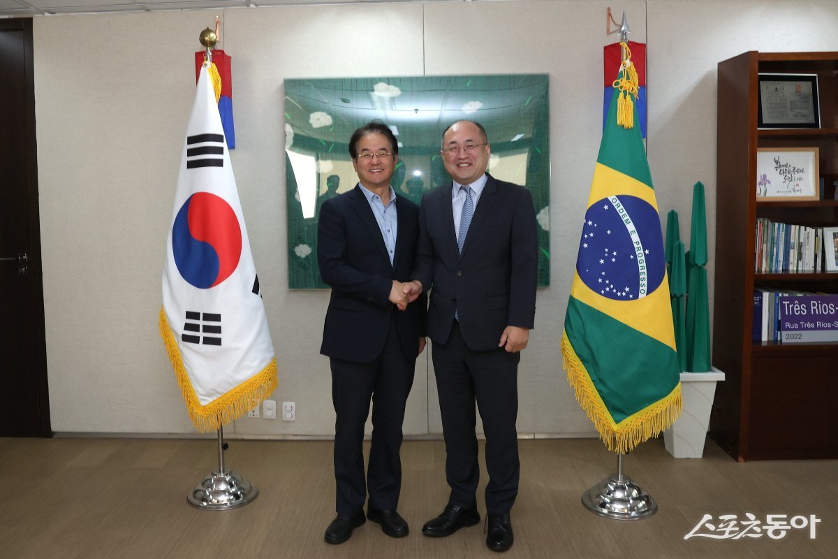 고양특례시 이동환 시장(윈쪽)이 20일(현지시간) 브라질 주상파울루 대한민국 총영사관 황인상 총영사를 만나 고양시와 브라질 상파울루 간 교류를 논의하고 기념촬영하고 있다. 사진제공ㅣ고양시
