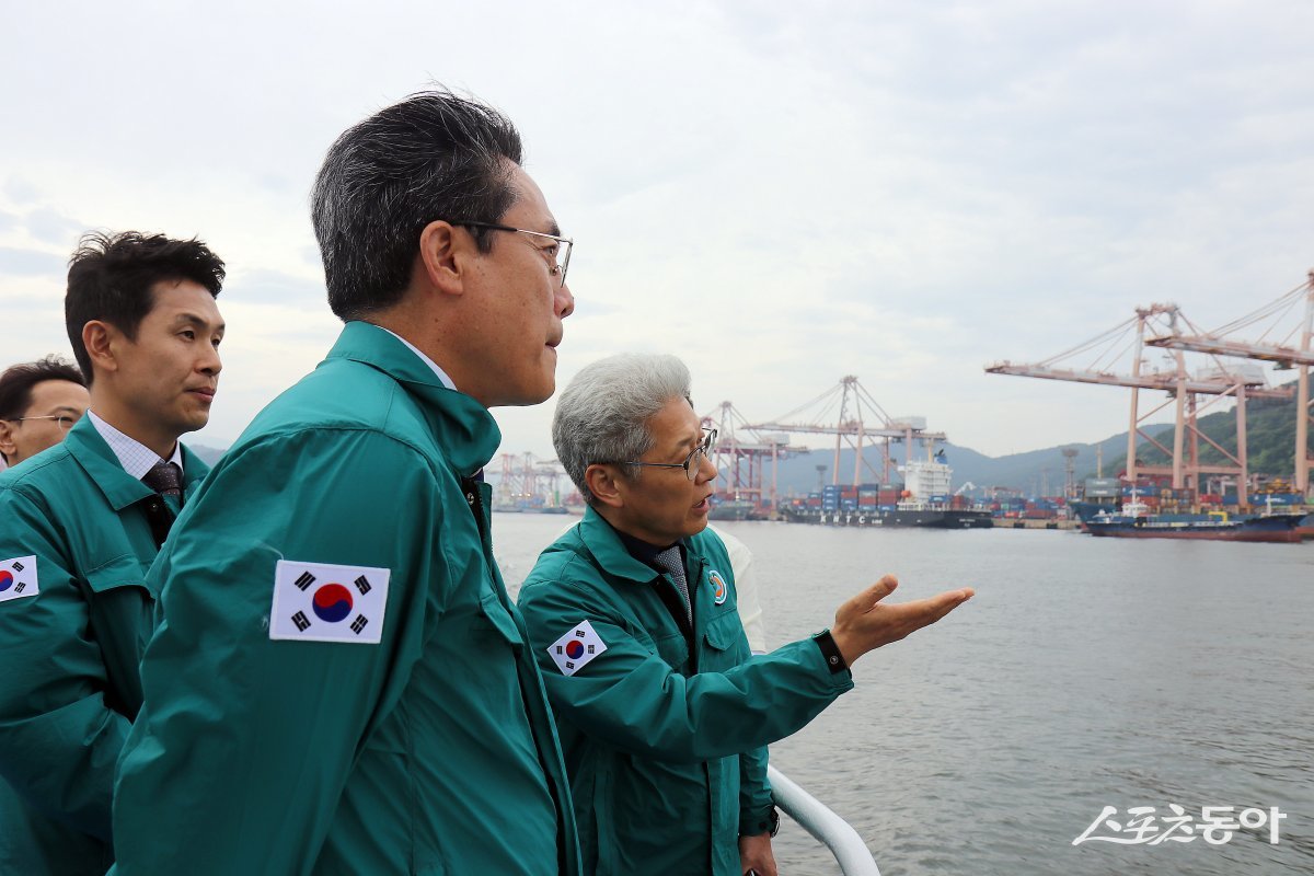 지난 20일 강도형 해양수산부 장관(오른쪽 두 번째)이 부산항 태풍 대비 현황 점검을 위한 현장을 시찰하고 있다. (사진제공=부산항만공사)