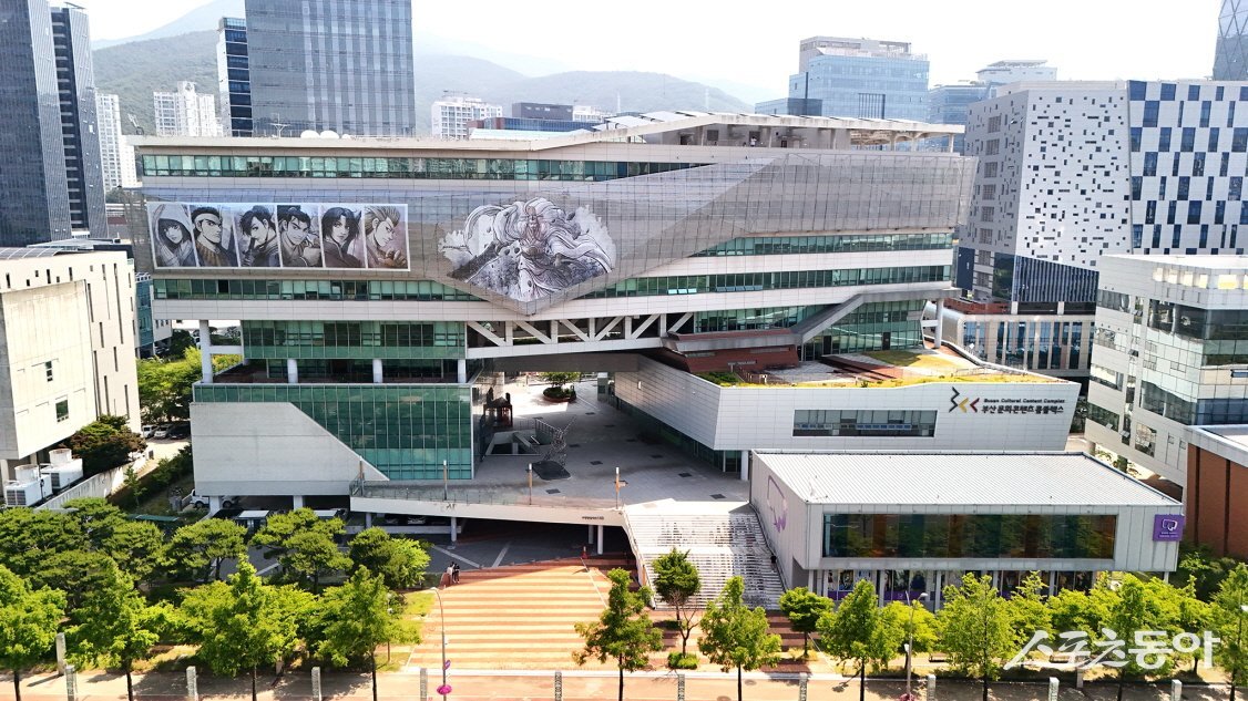 부산문화콘텐츠콤플렉스 건물에 열혈강호가 랩핑된 사진. (사진제공=부산정보산업진흥원)