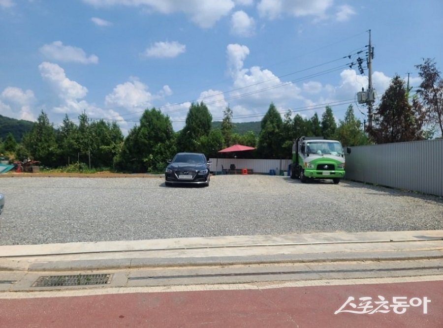 시흥시 월곶동 367-1번지 음식점 주차장 허가에도 불구하고 쓰레기 수집 차량 사용 모습. 사진｜장관섭 기자