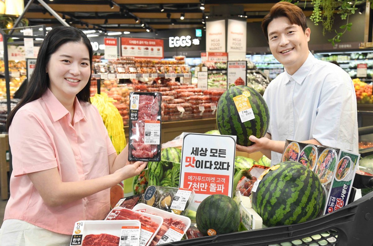 메가푸드마켓 강서점에서 ‘고객 7000만 돌파 감사제’를 소개하고 있는 모델들. 사진제공｜홈플러스